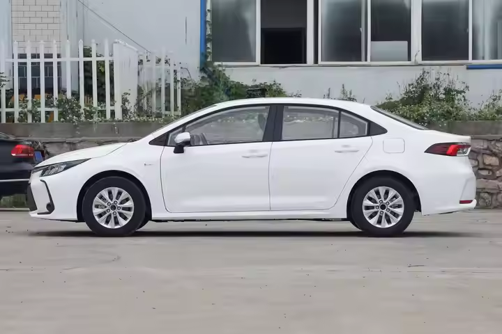 What Features Come Standard in the Latest Toyota Corolla?