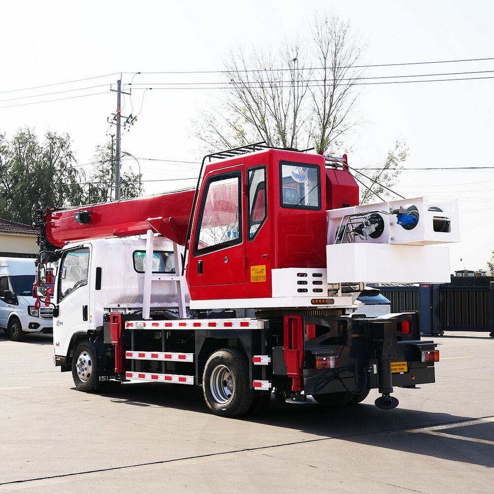 8 टन इसुझू KV600 ट्रक क्रेन डबल हुक आणि सहाय्यक बूमसह