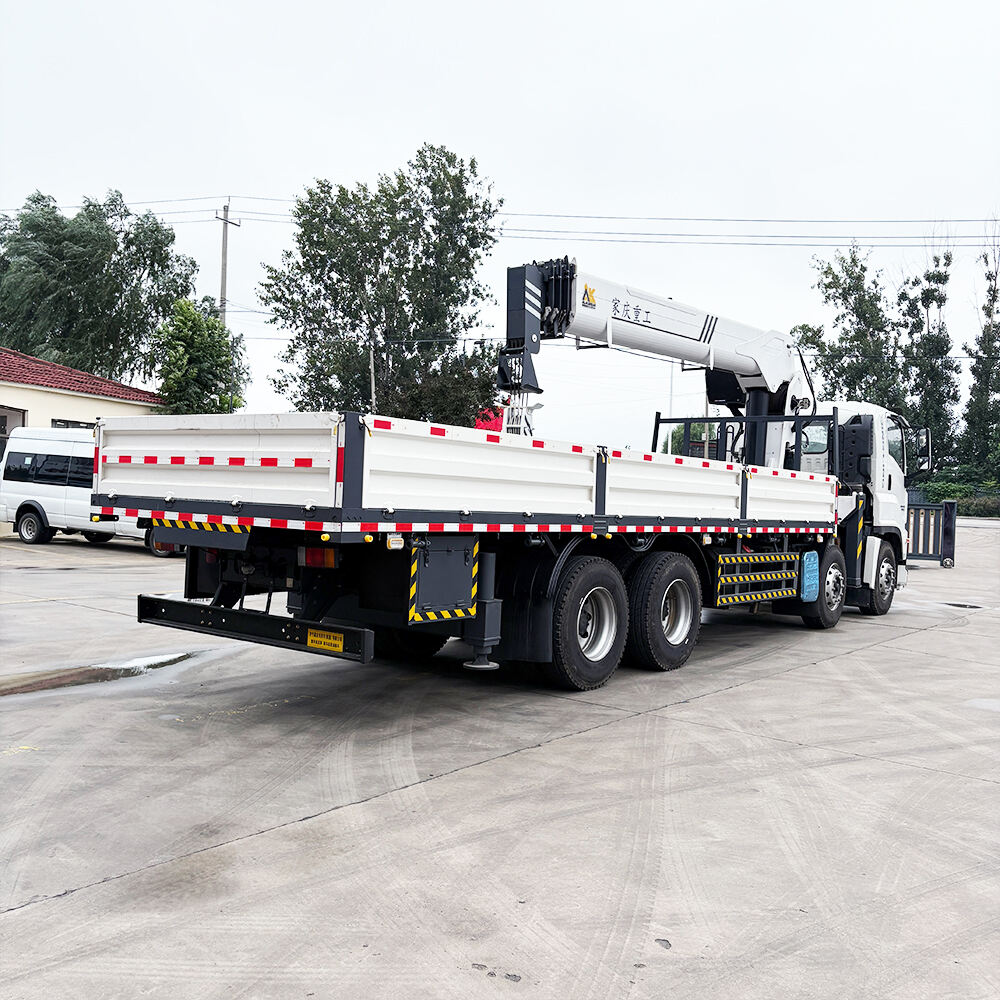 krikett Immaġġinat fuq Kamjun 16Ton ISUZU GIGA 8X4