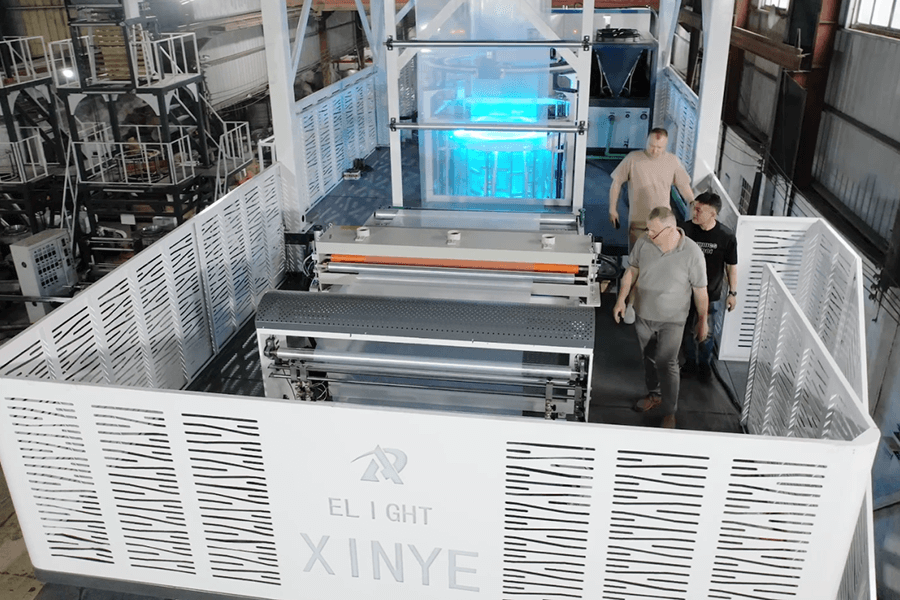 Double-layer co-extrusion rotary die head film blowing laminating unit helps increase production (2).png