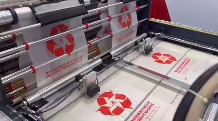 История успеха клиента: Полностью автоматическая высокоскоростная машина для производства сумок-вкладышей с двойной линией (производительность: 400 сумок/мин, экономия энергии 30%)