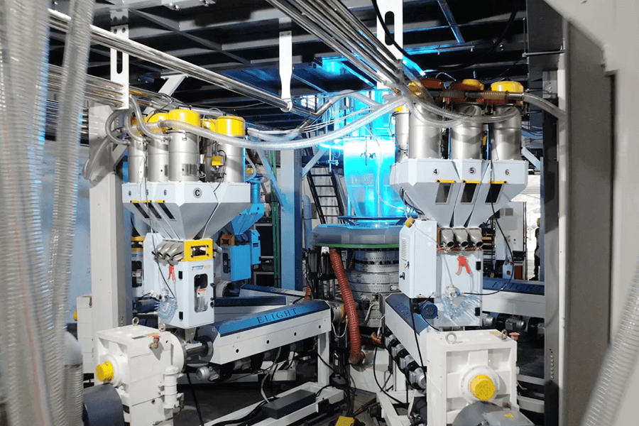 Double-layer co-extrusion rotary die head film blowing laminating unit helps increase production (3).png