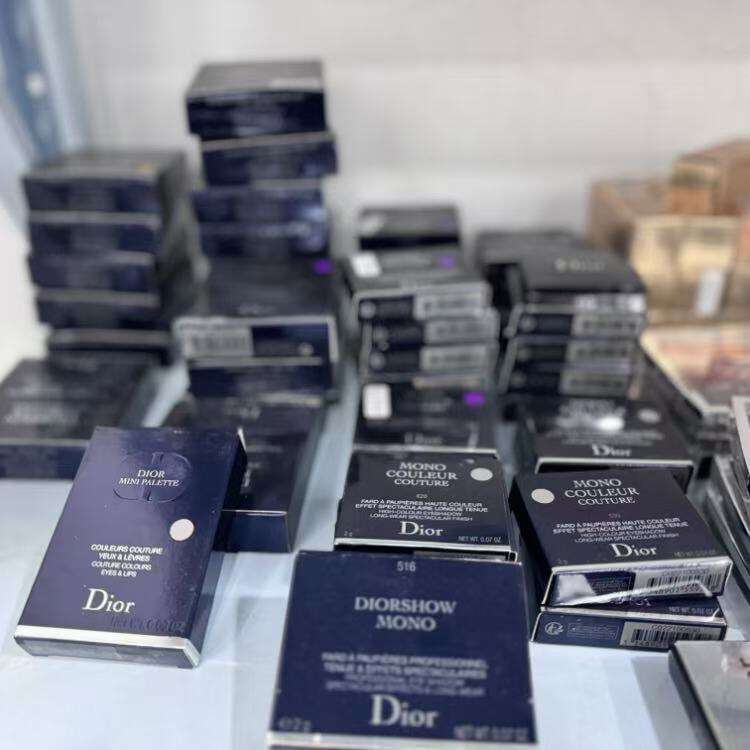 Wholesale Expired Cosmtetic-Fen Beauty Trading are able to offer a wide selection of beauty makeup and cosmetics products for all uses and purposes at low, discounted prices.