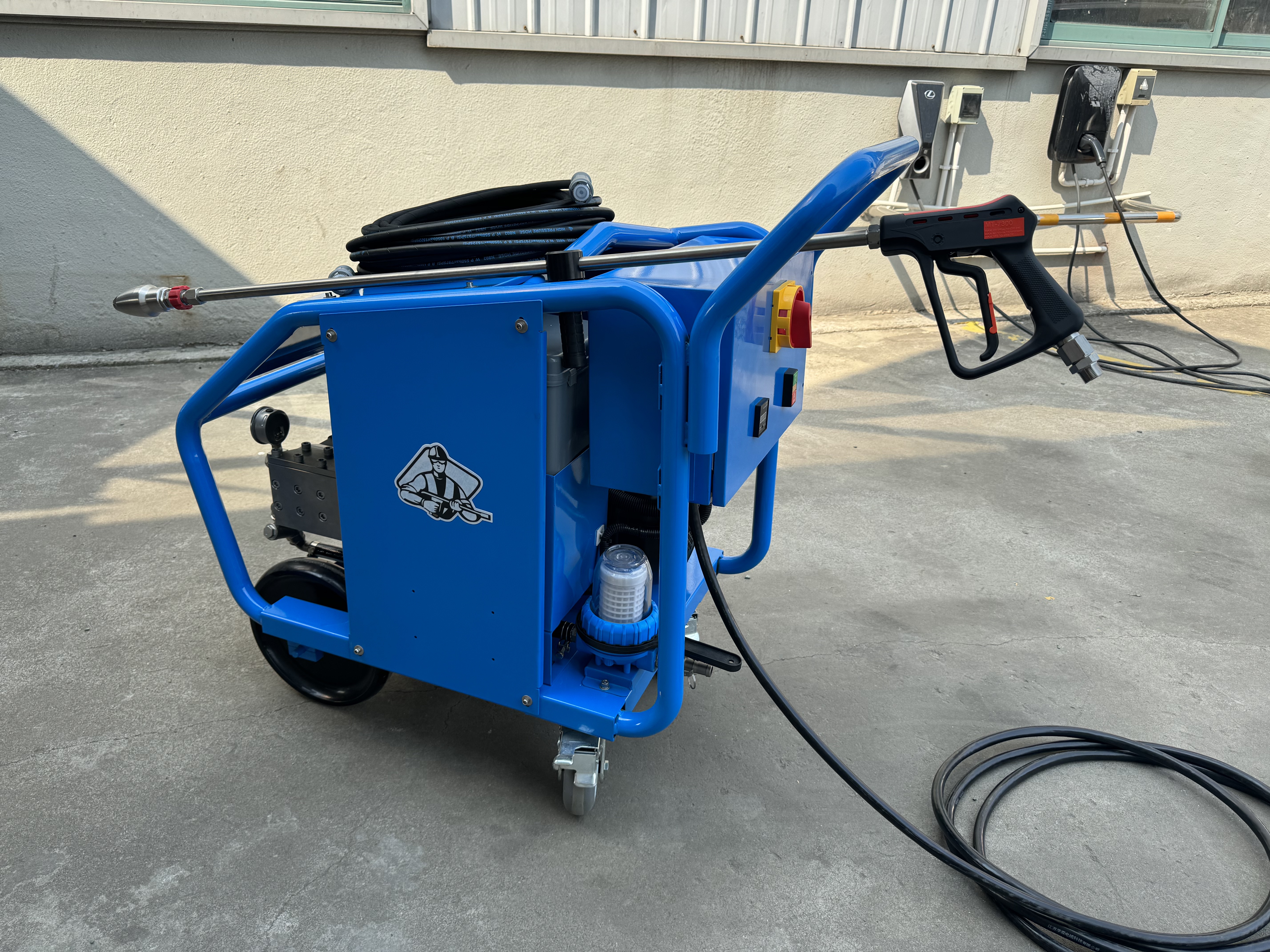 What are the common uses of water pressure cleaning machines