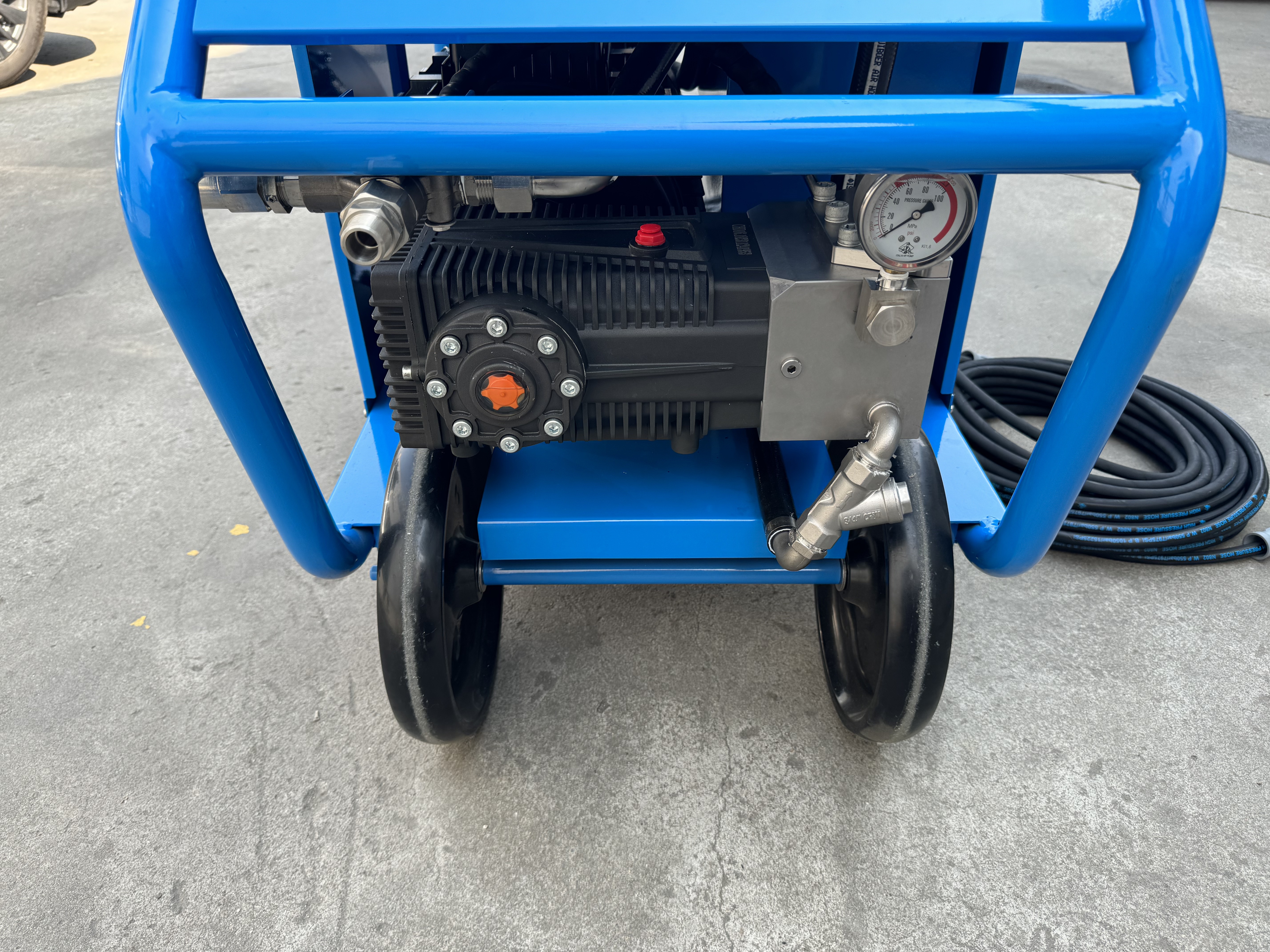 با این دستگاه فشار قوی با عملکرد بالا، بهره‌وری خود را افزایش دهید و کارهای سخت تمیزکاری را به راحتی انجام دهید