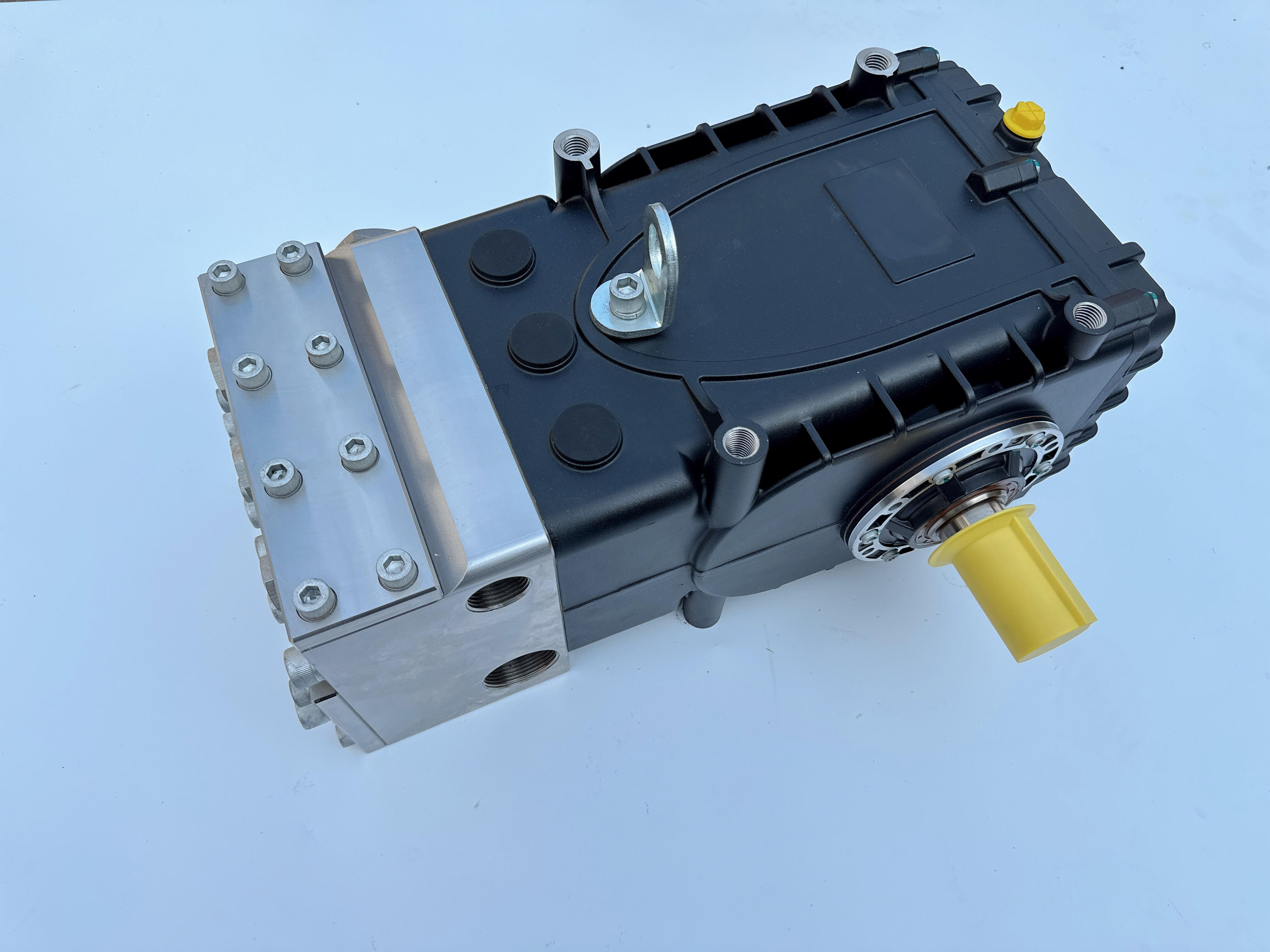 Lås upp kostnadseffektiva och pålitliga rengöringslösningar med vår högtrycksvattenpump