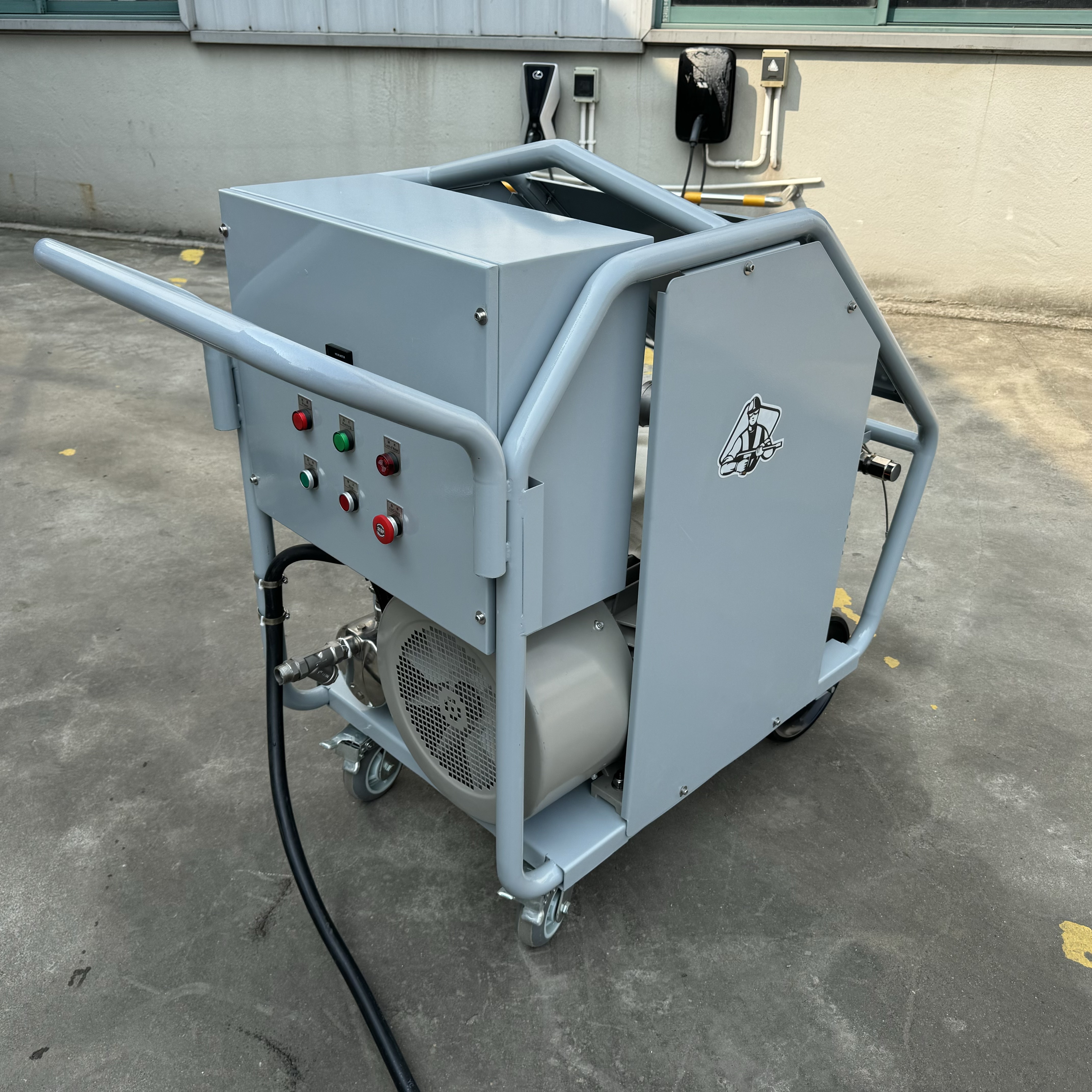 Strong but simple to use alley cleaner
