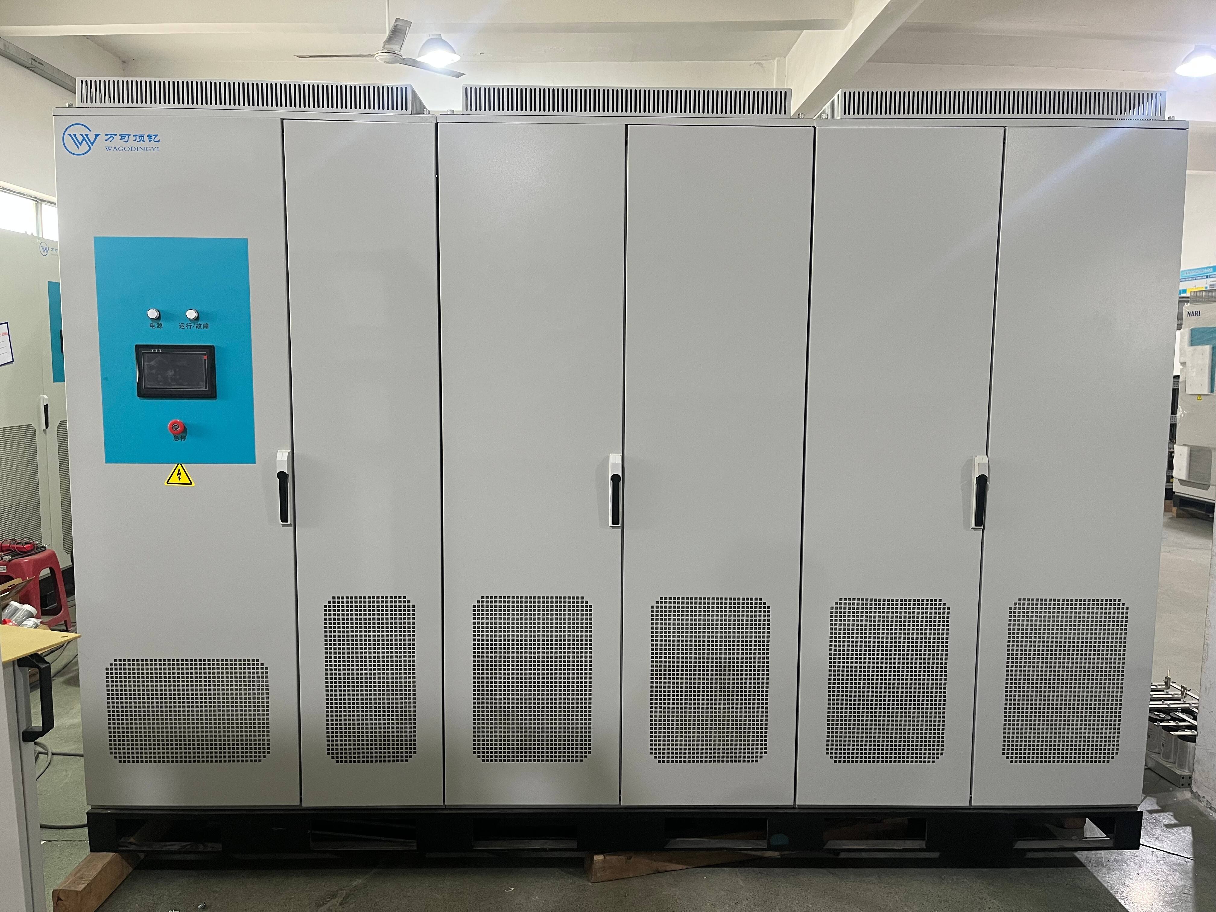 Welke parameters moeten worden gemeten tijdens een spanningsaanpassingstest?