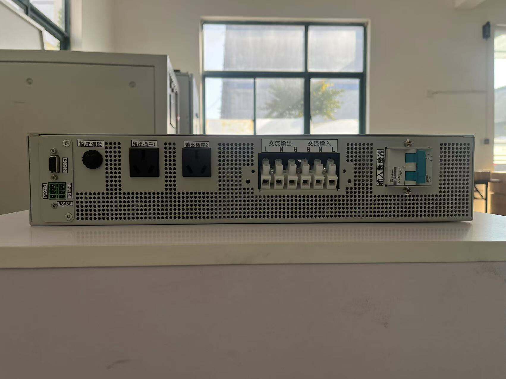 Cum poate preveni o sursă de alimentare AC programabilă defectele în instalațiile de aparate la tensiune?