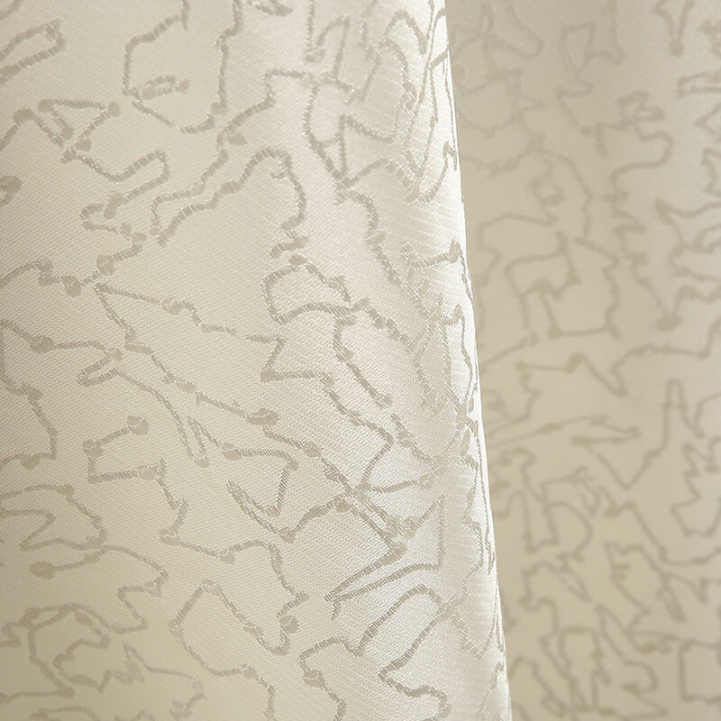 پارچه‌پوش میز شام‌خوری گرد و ست پاکت‌های دستمالی طلایی — تأمین‌کننده پارچه‌های فرآوری‌شده با کیفیت بالا برای هتل‌ها