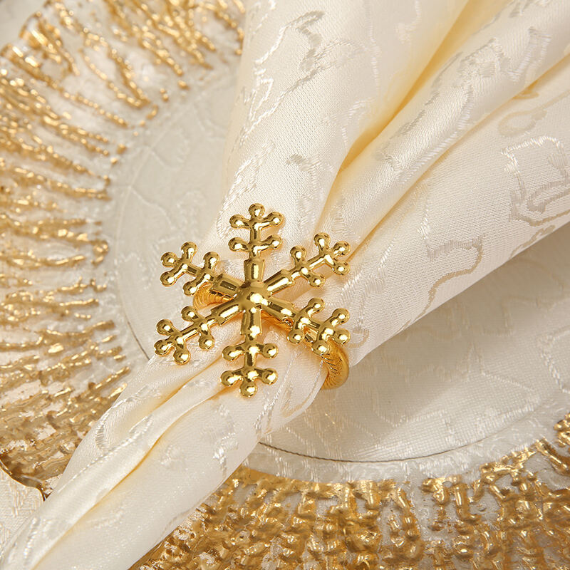 پارچه‌پوش میز شام‌خوری گرد و ست پاکت‌های دستمالی طلایی — تأمین‌کننده پارچه‌های فرآوری‌شده با کیفیت بالا برای هتل‌ها