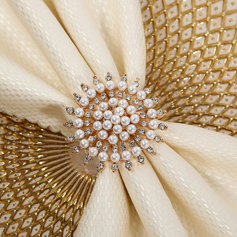 حلقه‌های دستمال‌خوردن لوکس با طرح گل از مروارید و ریناستون، لوازم تأمین‌کننده پریمیوم هتل و کترینگ