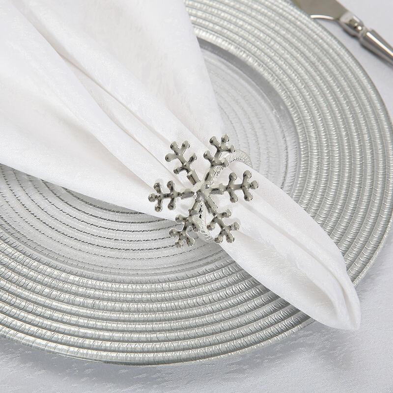 پارچه‌پوش میز شام‌خوری سفید چامپرِی و ست پوشش صندلی با انتهاهای تُفتی — لوازم تأمین تجاری برای هتل و خدمات غذایی