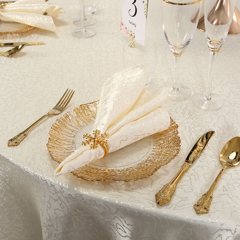 پارچه‌پوش میز شام‌خوری گرد و ست پاکت‌های دستمالی طلایی — تأمین‌کننده پارچه‌های فرآوری‌شده با کیفیت بالا برای هتل‌ها