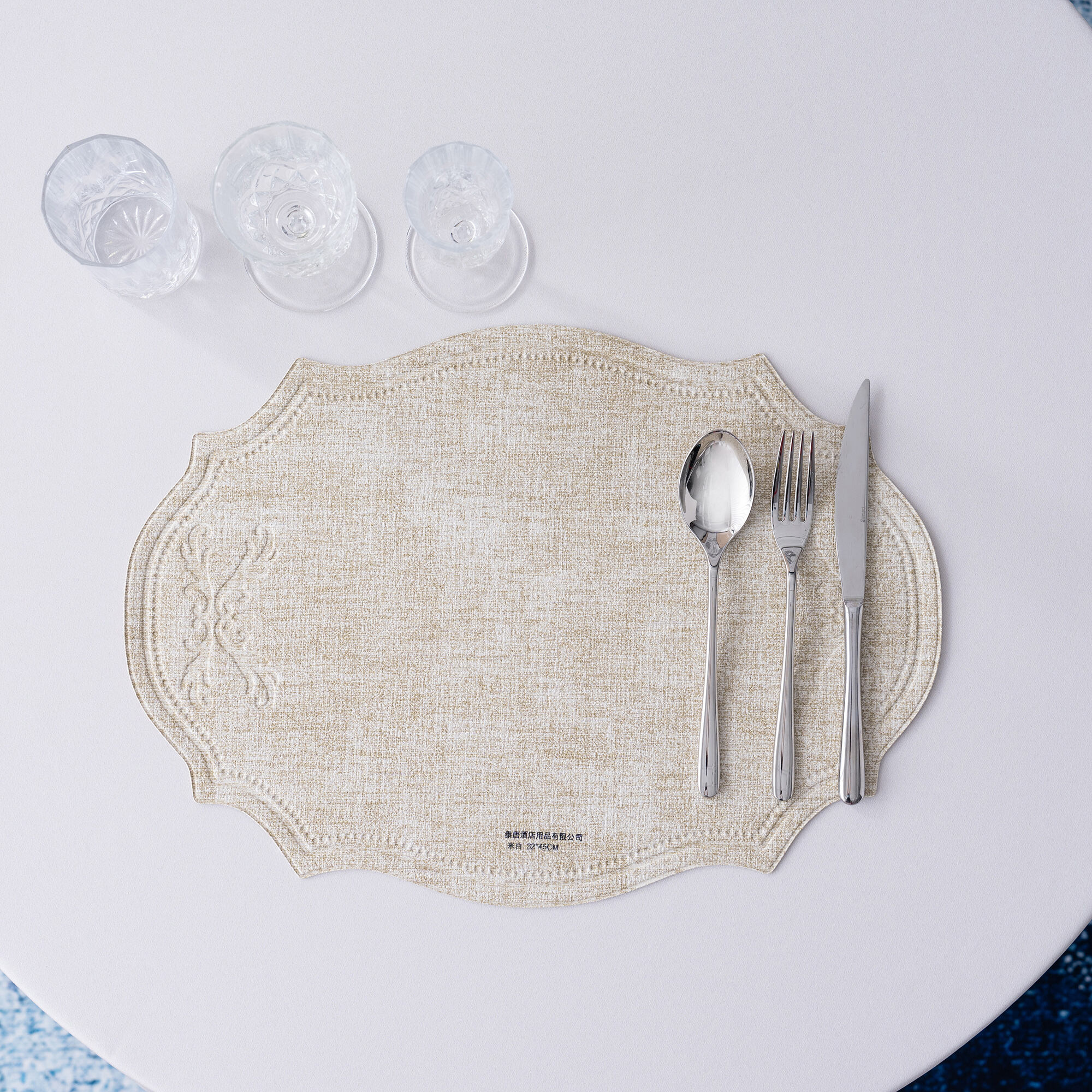 زیرلیوان هتلی با لبه‌های دندانه‌دار، به ابعاد ۳۲×۴۵ سانتی‌متر، رنگ اوف-وایت، سبک اروپایی، زیرلیوان تجاری برای میزها، لوازم خدمات غذایی، فروش عمده