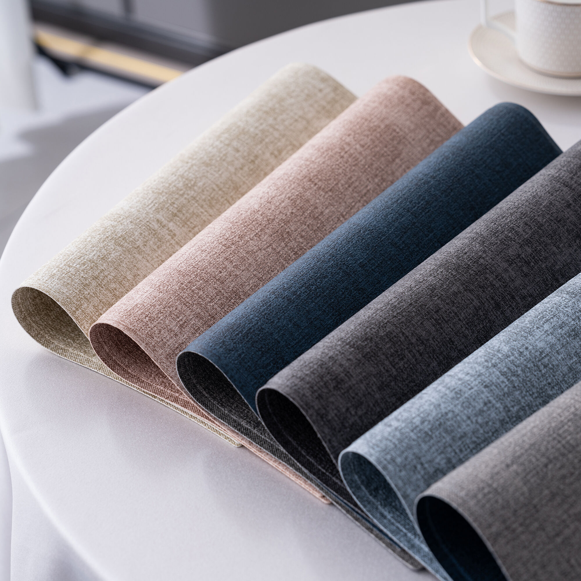 زیرلیوان هتلی با شکل بخشی (سکتور)، زیرلیوان منحنی‌شکل آبی-خاکستری برای میزهای گرد، لوازم مهمان‌نوازی و خدمات غذایی، فروش عمده