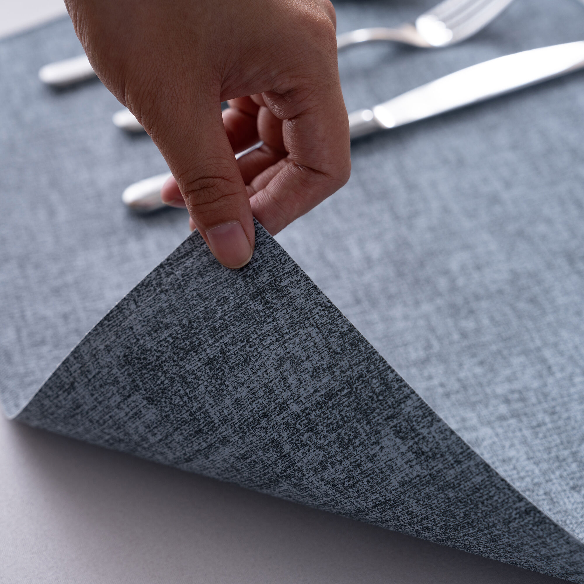 زیرلیوان هتلی با شکل بخشی (سکتور)، زیرلیوان منحنی‌شکل آبی-خاکستری برای میزهای گرد، لوازم مهمان‌نوازی و خدمات غذایی، فروش عمده