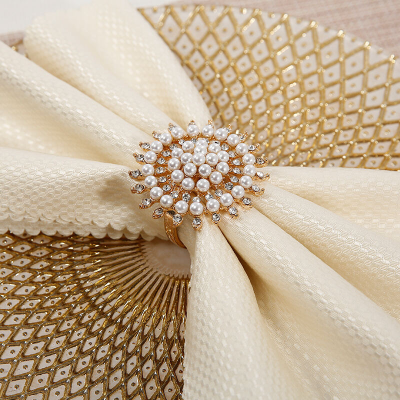 حلقه‌های دستمال‌خوردن لوکس با طرح گل از مروارید و ریناستون، لوازم تأمین‌کننده پریمیوم هتل و کترینگ