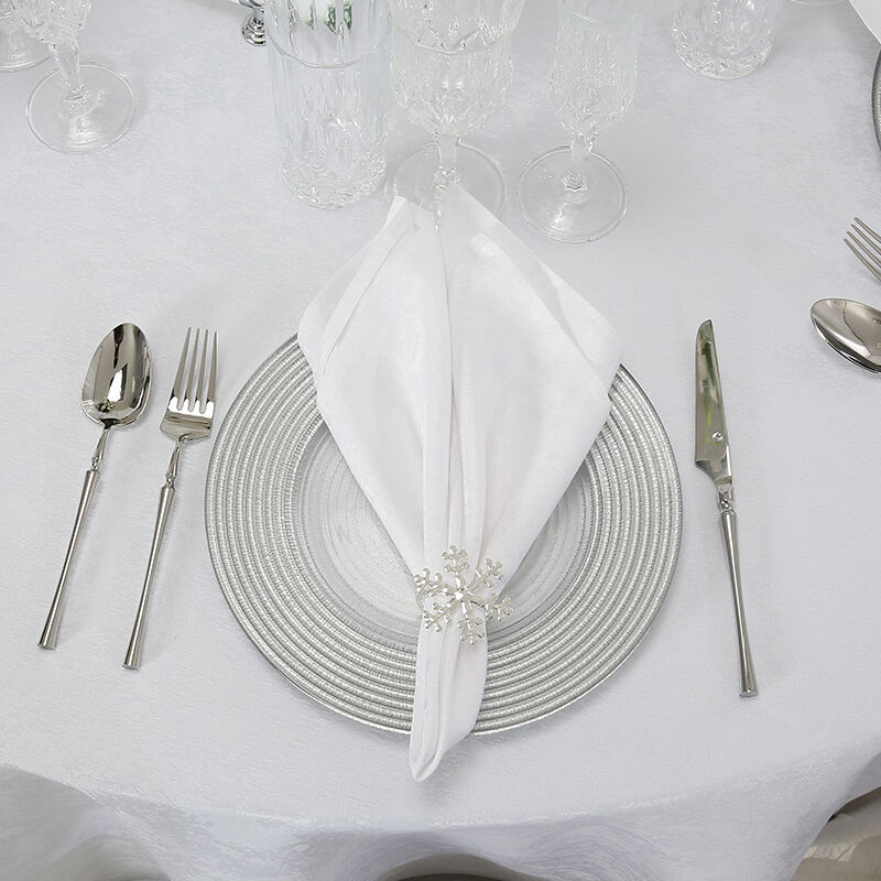پارچه‌پوش میز شام‌خوری سفید چامپرِی و ست پوشش صندلی با انتهاهای تُفتی — لوازم تأمین تجاری برای هتل و خدمات غذایی