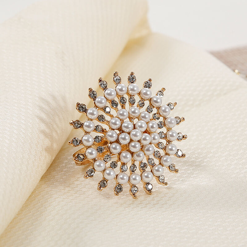 حلقه‌های دستمال‌خوردن لوکس با طرح گل از مروارید و ریناستون، لوازم تأمین‌کننده پریمیوم هتل و کترینگ