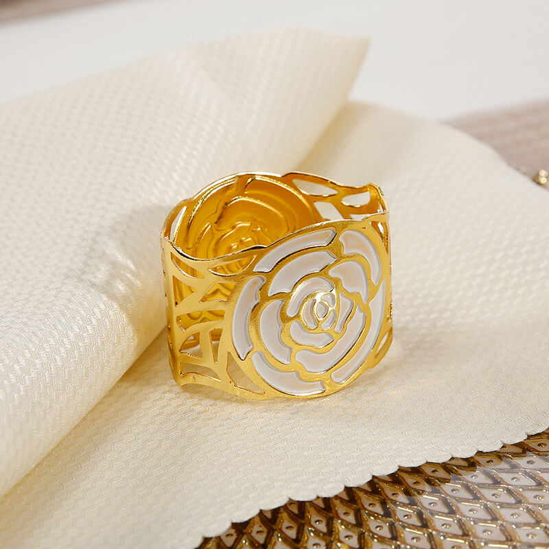 حلقه‌ی دستمال‌خوردن سفید اشرافی با طلا-نقره‌ای، تأمین‌کنندگان تجهیزات غذایی و لوازم روی میز هتل