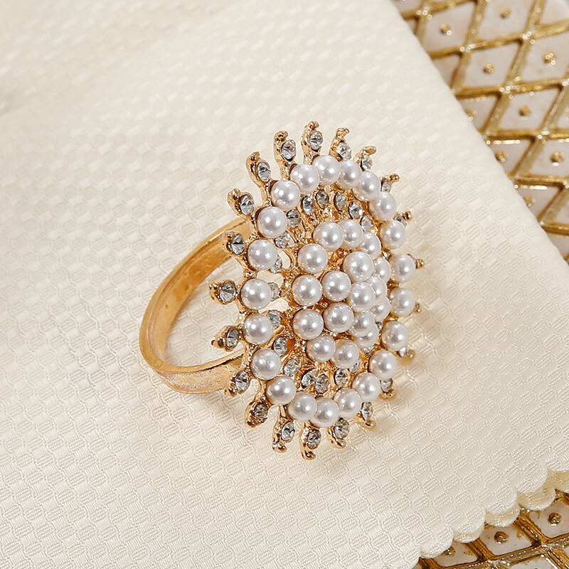 حلقه‌های دستمال‌خوردن لوکس با طرح گل از مروارید و ریناستون، لوازم تأمین‌کننده پریمیوم هتل و کترینگ