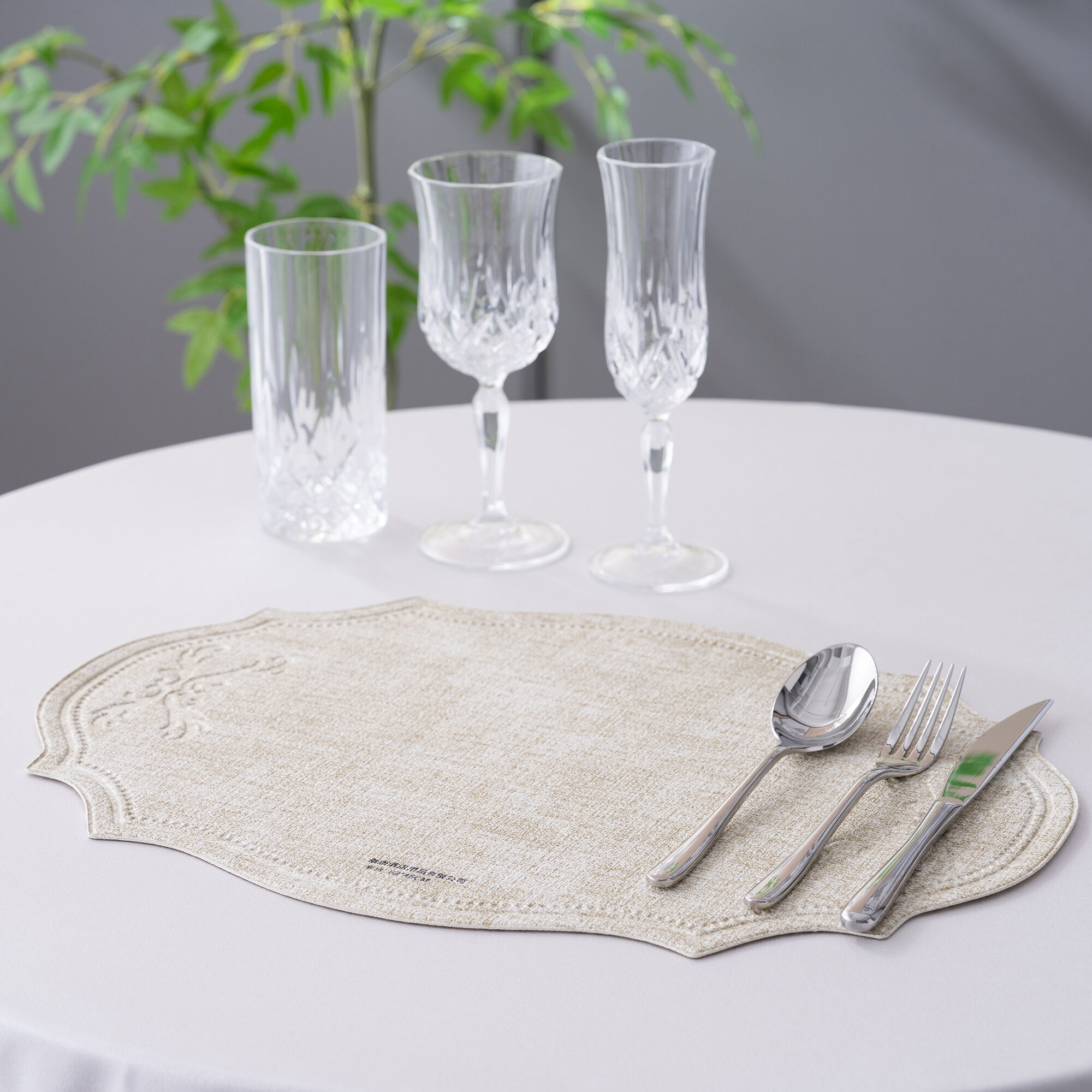 زیرلیوان هتلی با لبه‌های دندانه‌دار، به ابعاد ۳۲×۴۵ سانتی‌متر، رنگ اوف-وایت، سبک اروپایی، زیرلیوان تجاری برای میزها، لوازم خدمات غذایی، فروش عمده