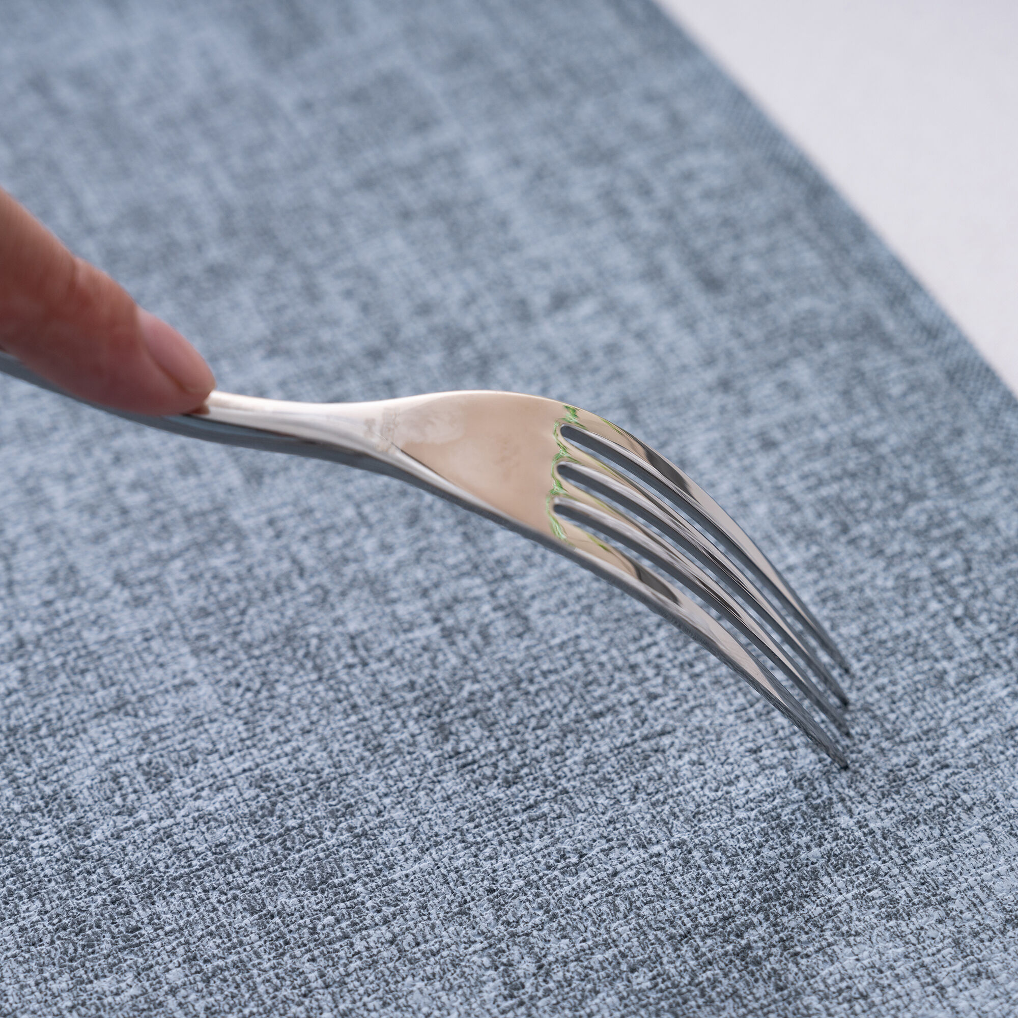 زیرلیوان هتلی با شکل بخشی (سکتور)، زیرلیوان منحنی‌شکل آبی-خاکستری برای میزهای گرد، لوازم مهمان‌نوازی و خدمات غذایی، فروش عمده