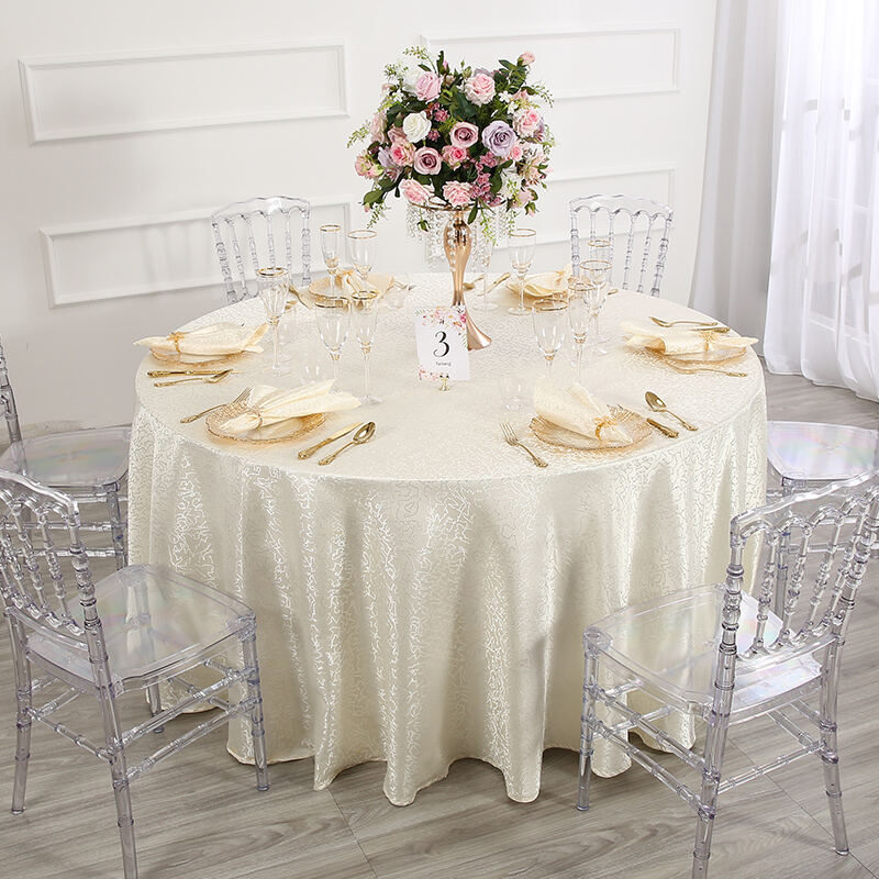پارچه‌پوش میز شام‌خوری گرد و ست پاکت‌های دستمالی طلایی — تأمین‌کننده پارچه‌های فرآوری‌شده با کیفیت بالا برای هتل‌ها
