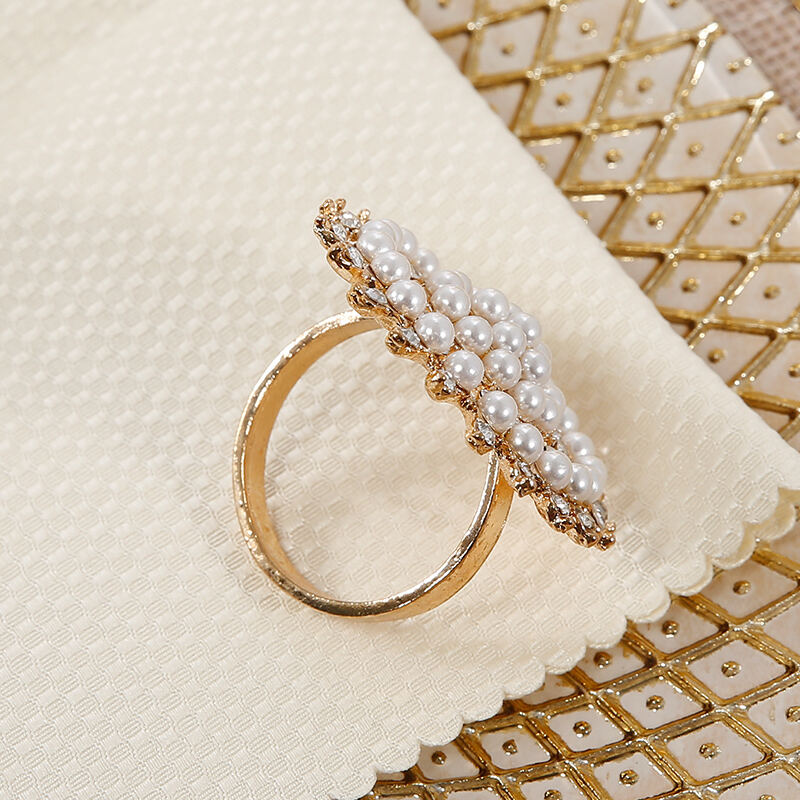 حلقه‌های دستمال‌خوردن لوکس با طرح گل از مروارید و ریناستون، لوازم تأمین‌کننده پریمیوم هتل و کترینگ