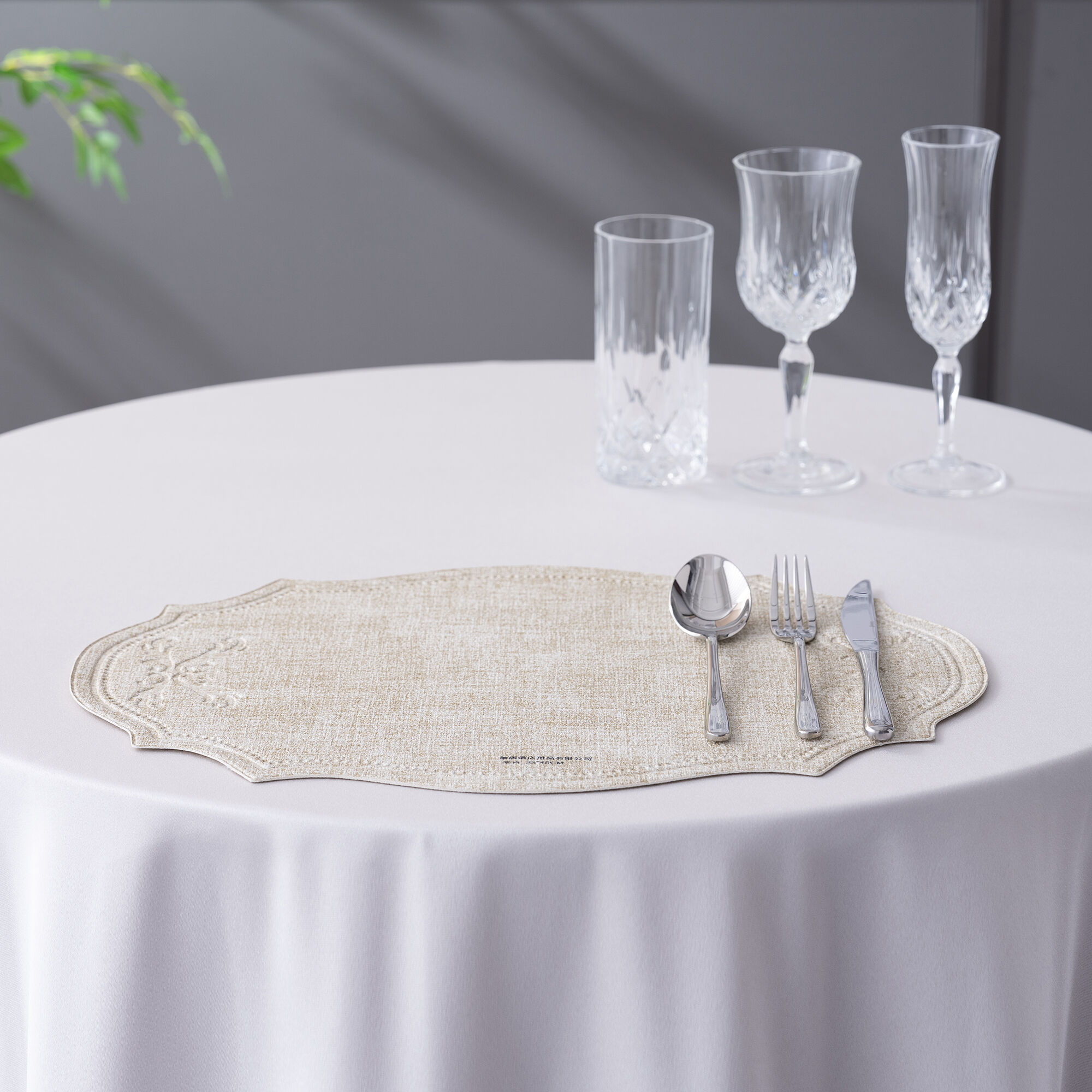 زیرلیوان هتلی با لبه‌های دندانه‌دار، به ابعاد ۳۲×۴۵ سانتی‌متر، رنگ اوف-وایت، سبک اروپایی، زیرلیوان تجاری برای میزها، لوازم خدمات غذایی، فروش عمده