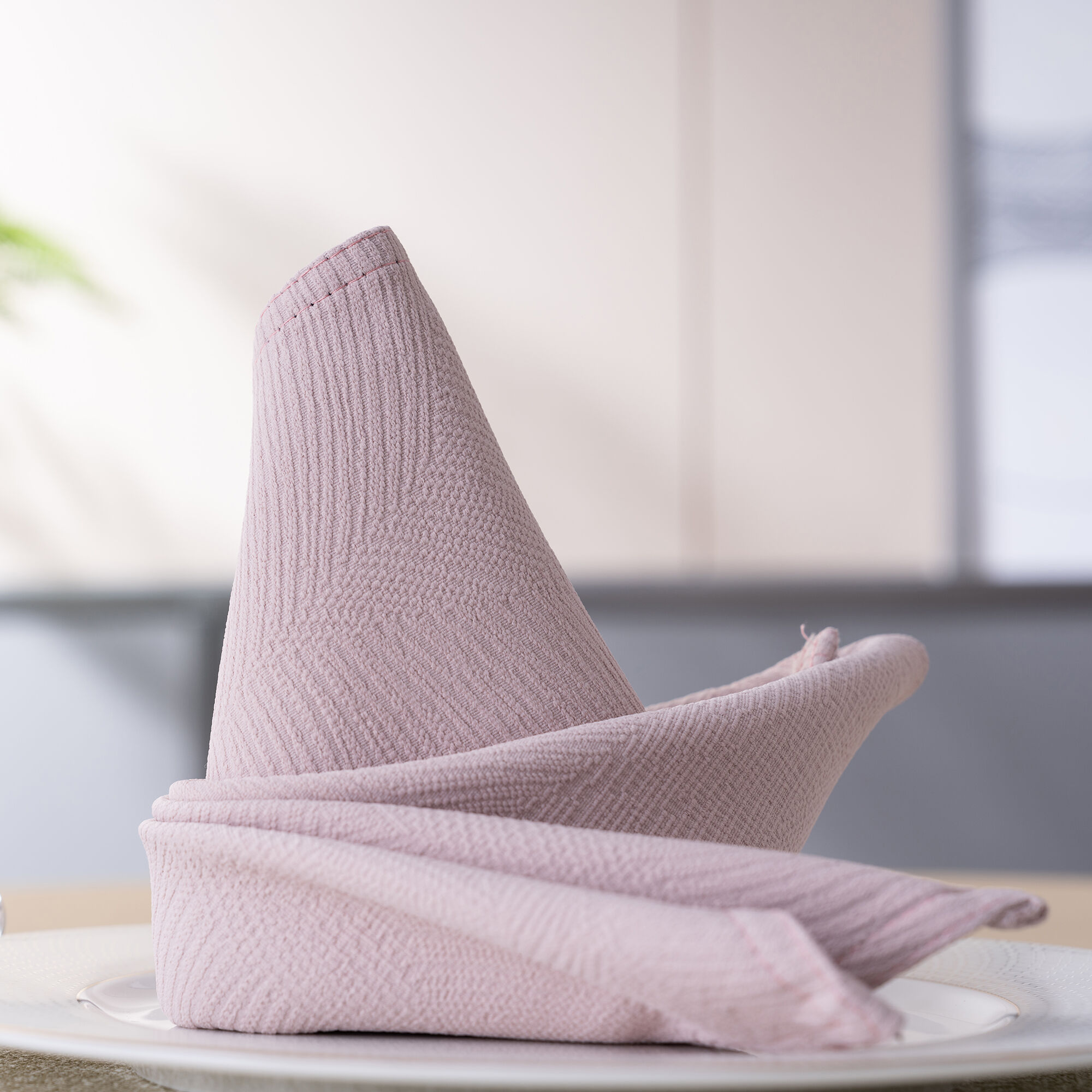 دستمال‌های هتلی از ترکیب پنبه و کتان به رنگ رز، به ابعاد ۵۰×۵۰ سانتی‌متر، لوازم برتر هتل و خدمات غذایی، پارچه‌های لوکس میزهای مراسم ازدواج و شام‌های تشریفاتی، پارچه‌های مهمان‌نوازی