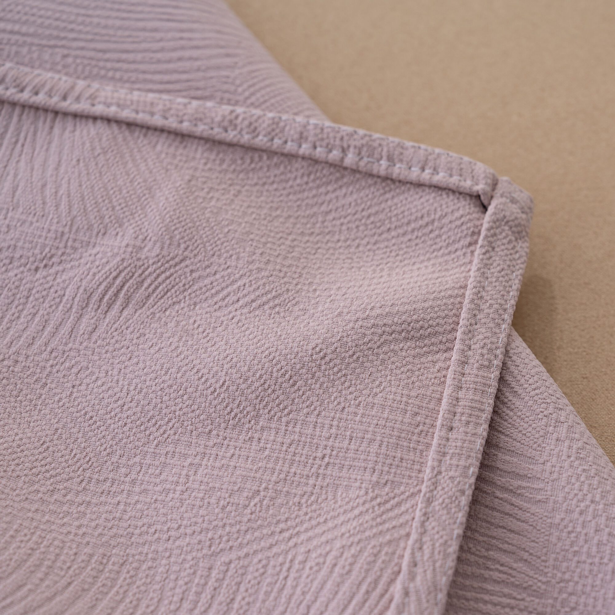 دستمال‌های هتلی از ترکیب پنبه و کتان به رنگ رز، به ابعاد ۵۰×۵۰ سانتی‌متر، لوازم برتر هتل و خدمات غذایی، پارچه‌های لوکس میزهای مراسم ازدواج و شام‌های تشریفاتی، پارچه‌های مهمان‌نوازی