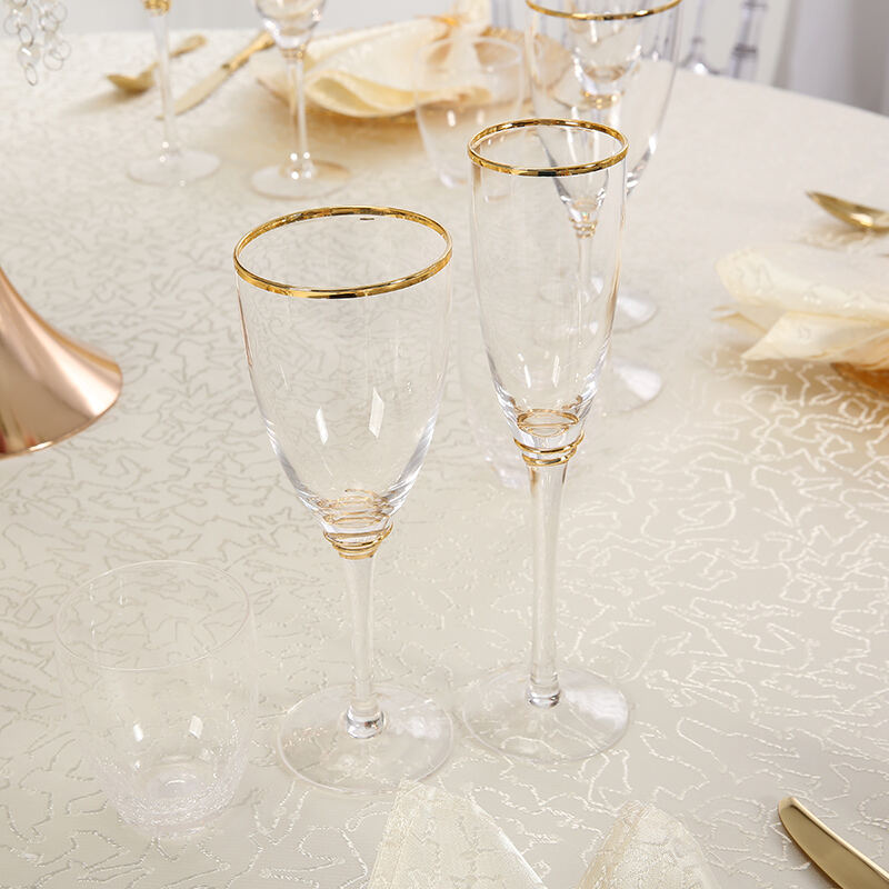 پارچه‌پوش میز شام‌خوری گرد و ست پاکت‌های دستمالی طلایی — تأمین‌کننده پارچه‌های فرآوری‌شده با کیفیت بالا برای هتل‌ها