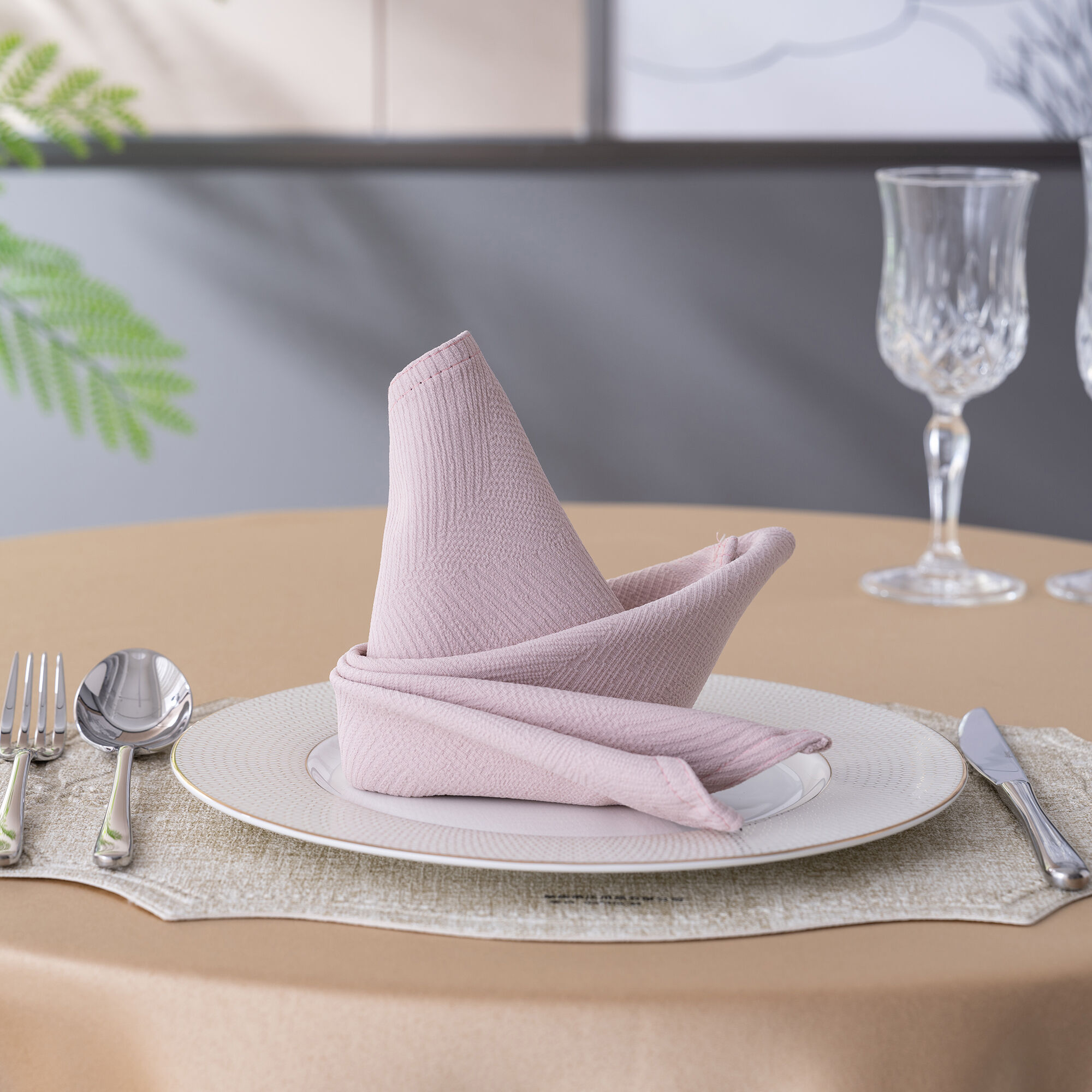 دستمال‌های هتلی از ترکیب پنبه و کتان به رنگ رز، به ابعاد ۵۰×۵۰ سانتی‌متر، لوازم برتر هتل و خدمات غذایی، پارچه‌های لوکس میزهای مراسم ازدواج و شام‌های تشریفاتی، پارچه‌های مهمان‌نوازی