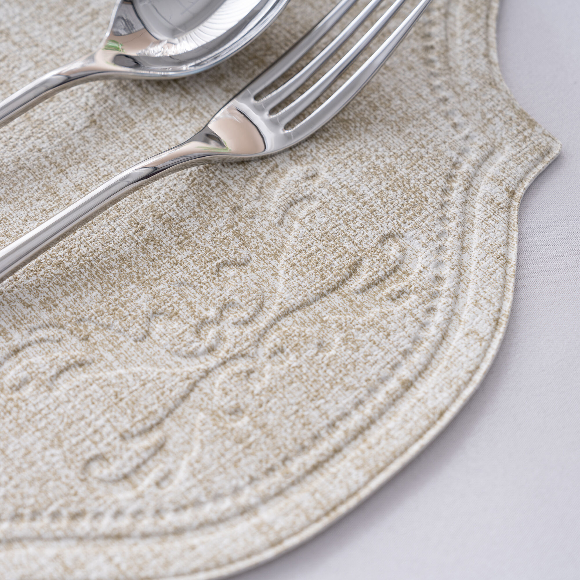 زیرلیوان هتلی با لبه‌های دندانه‌دار، به ابعاد ۳۲×۴۵ سانتی‌متر، رنگ اوف-وایت، سبک اروپایی، زیرلیوان تجاری برای میزها، لوازم خدمات غذایی، فروش عمده