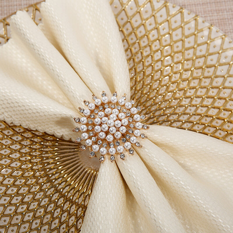 حلقه‌های دستمال‌خوردن لوکس با طرح گل از مروارید و ریناستون، لوازم تأمین‌کننده پریمیوم هتل و کترینگ