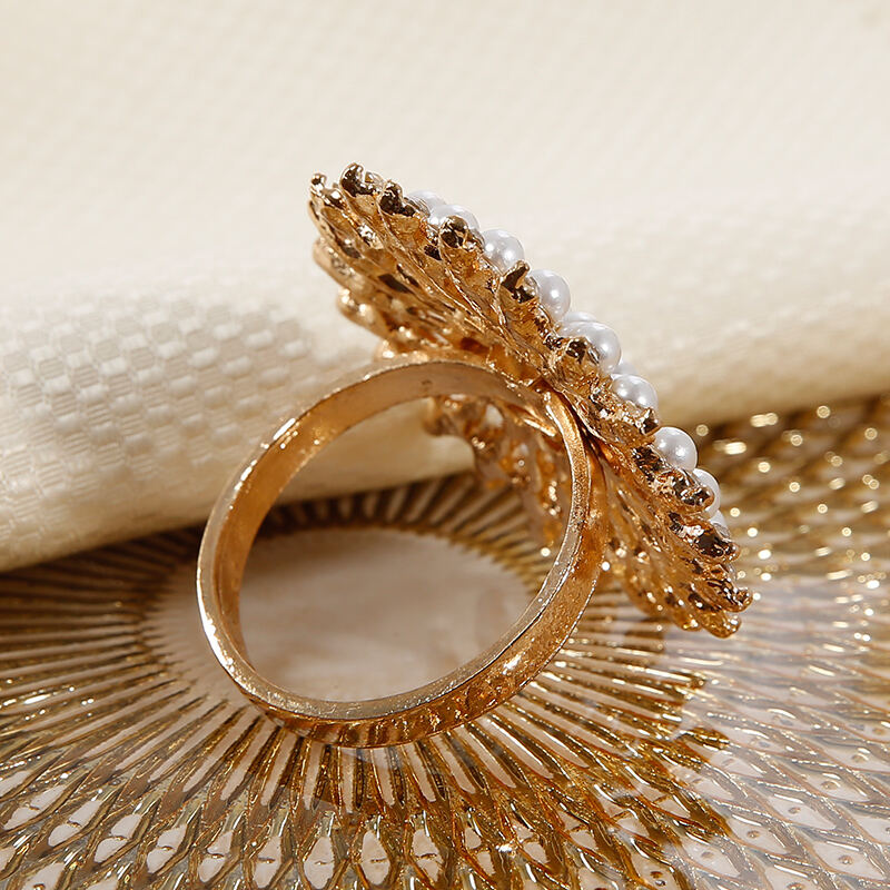 حلقه‌های دستمال‌خوردن لوکس با طرح گل از مروارید و ریناستون، لوازم تأمین‌کننده پریمیوم هتل و کترینگ