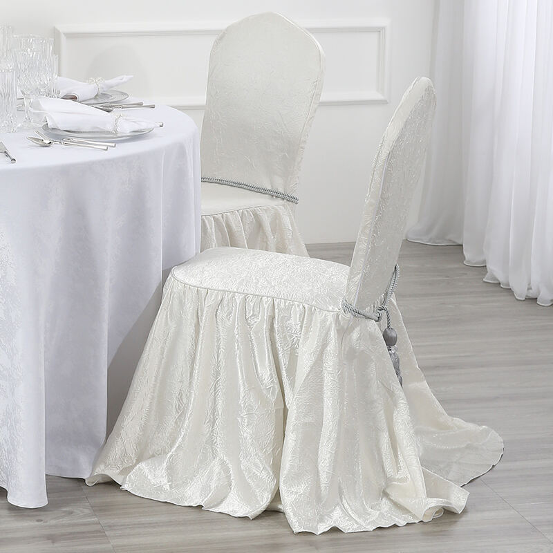 پارچه‌پوش میز شام‌خوری سفید چامپرِی و ست پوشش صندلی با انتهاهای تُفتی — لوازم تأمین تجاری برای هتل و خدمات غذایی