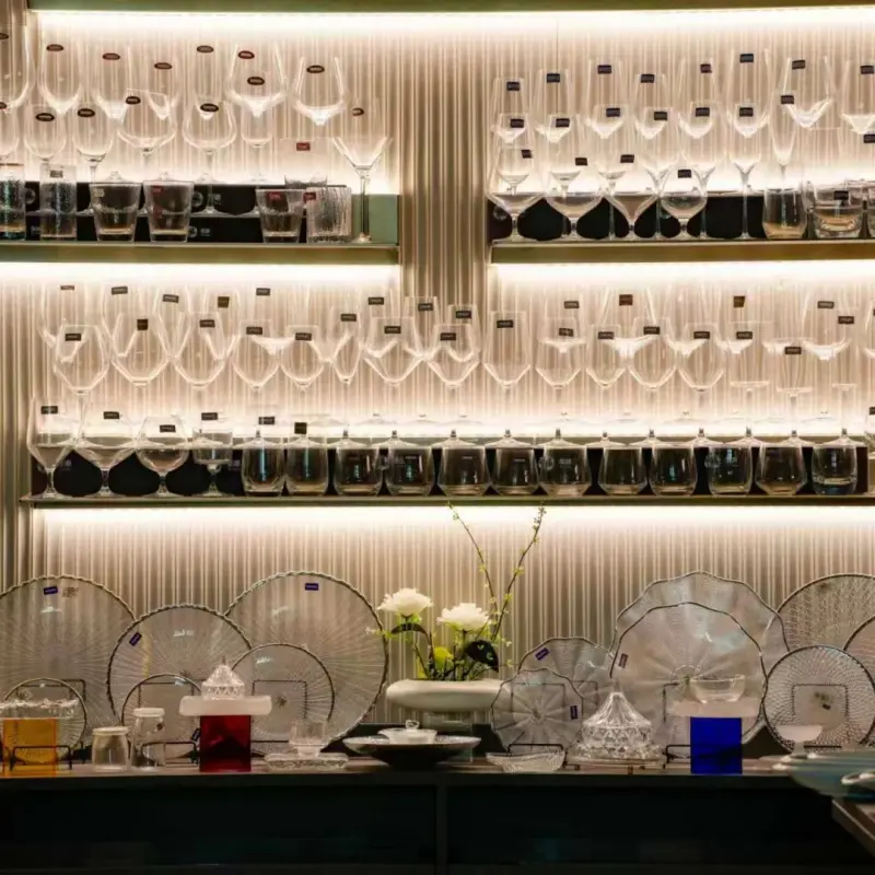 Elegant banquet showroom display of luxury hotel restaurant glassware and premium fine-dining ceramic tableware collections by Taitang.webp