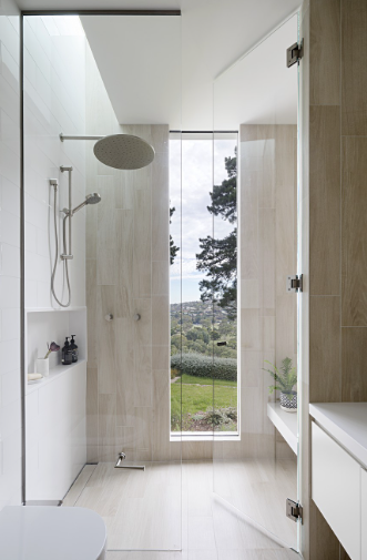 Какви характеристики на чешмата са най-важни за функционалността и издръжливостта на кухненската мивка?