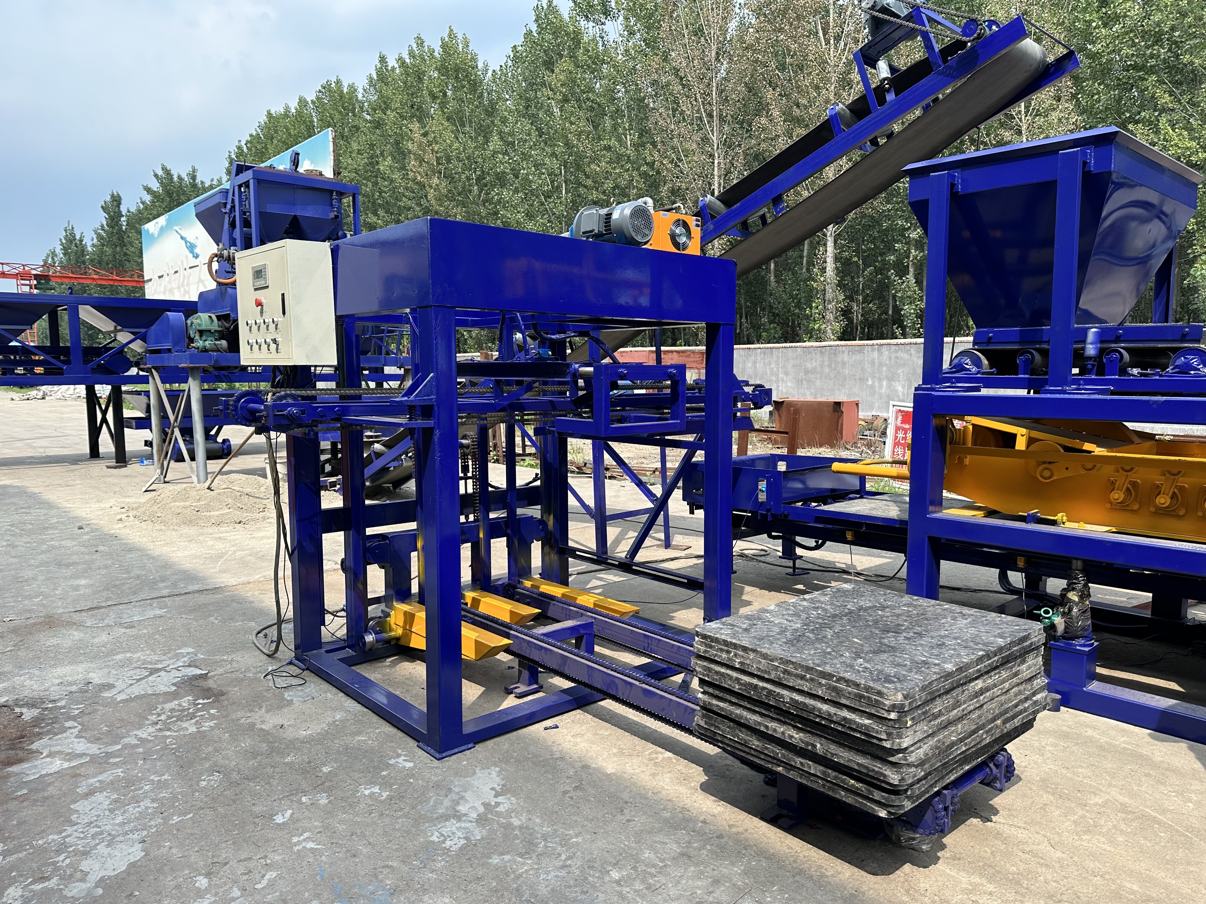 QT5-15 Concrete Brick Making Machine
