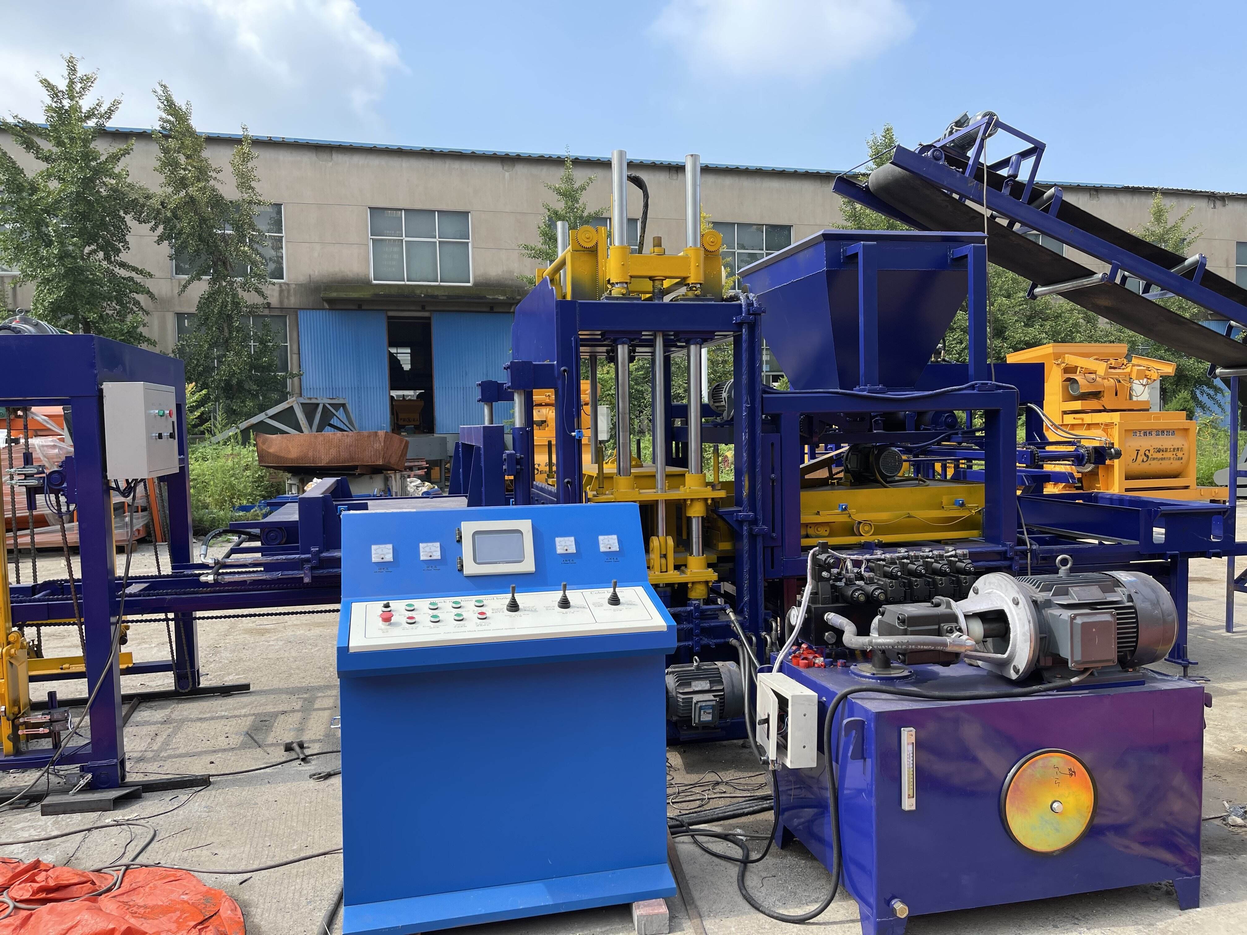 QT5-15 Concrete Brick Making Machine