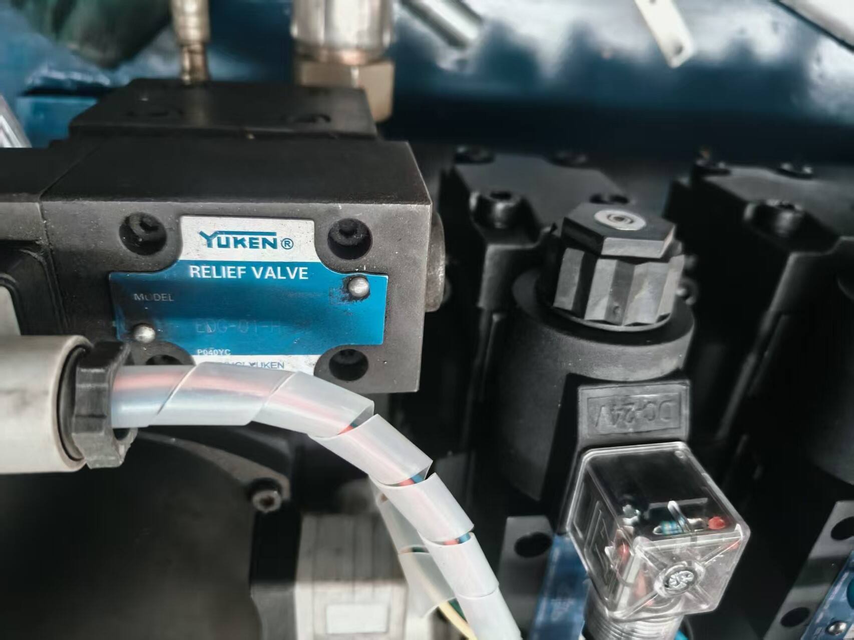 HYDRAULIC VALVE：YUKEN