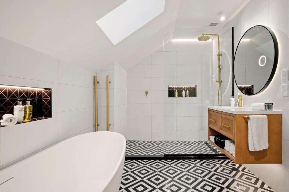 High-end Hotel Bathroom Renovation: Style + Non-standard Customization. 