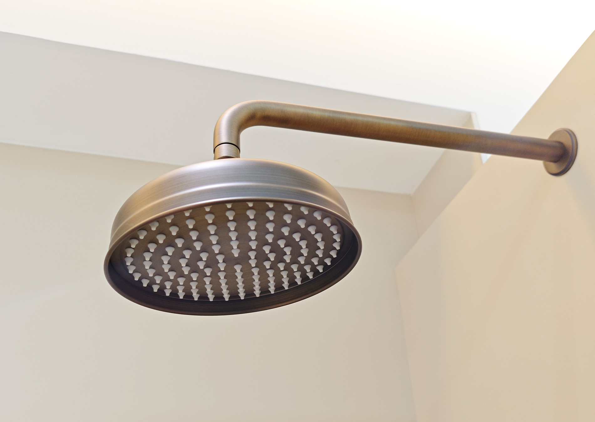 Как выбрать производителя потолочных душевых насадок для гостиничных проектов