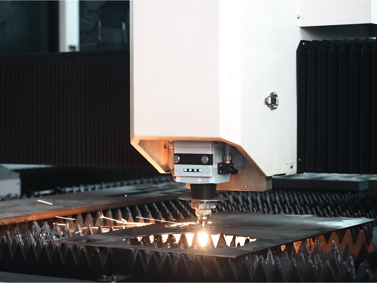 Industrial Large-Scale Cutting: Which Industrial Laser Cutting Machine is Reliable?
