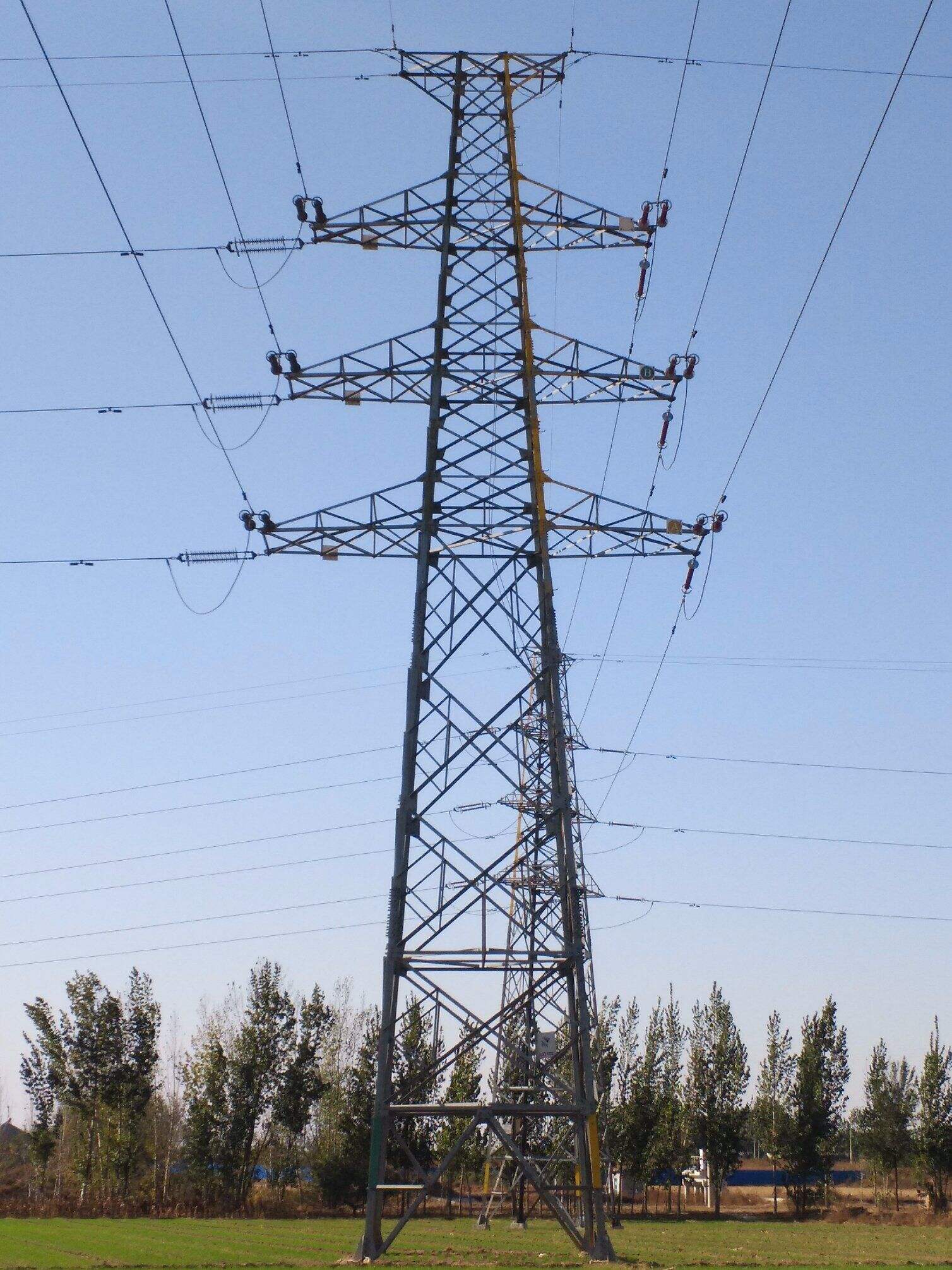 Como As Torres Elétricas Suportam a Transmissão de Alta Tensão?