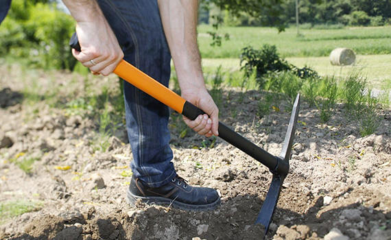 Anong mga mahalagang papel ang ginagampanan ng pickaxe sa modernong agrikultura?