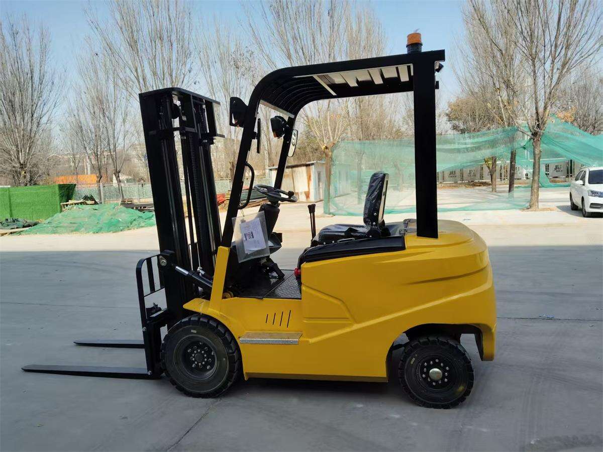 Customer repurchases 7 electric forklifts